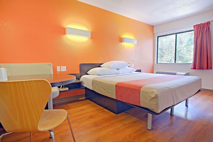 1 King Bed (2 of 4)