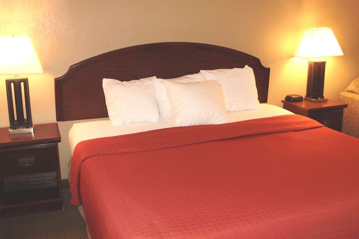 Deluxe King Bed (1 of 6)