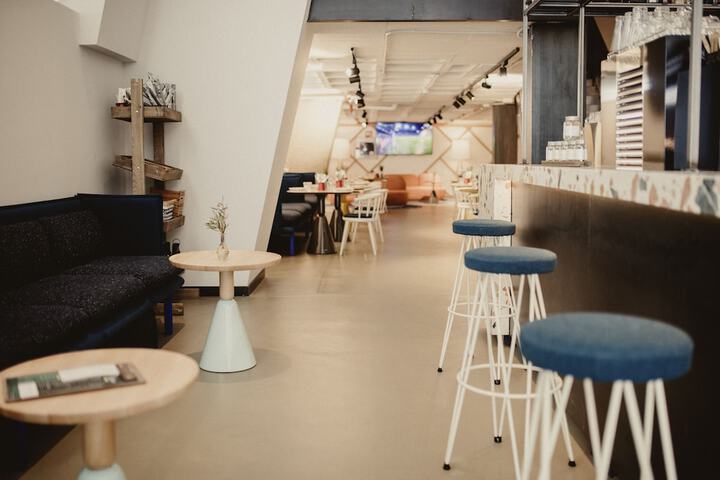 Lounge 96 of 130