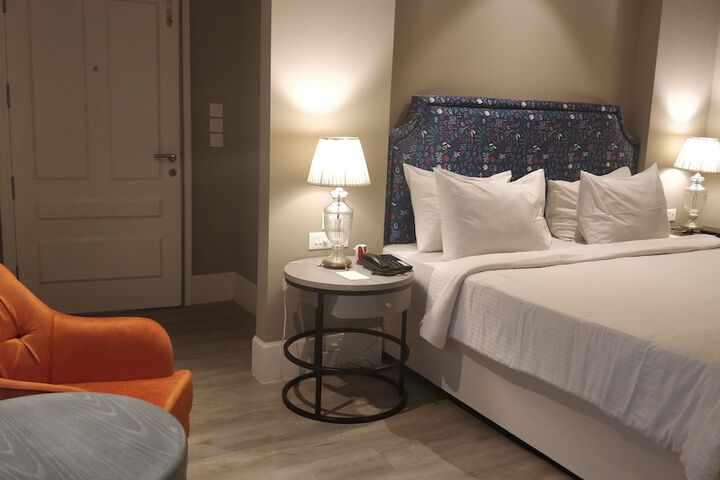 Room 8 of 158