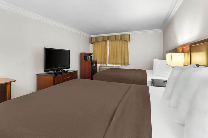 2 Queen Beds Microwave and Refrigerator Full Breakfast (8 of 15)