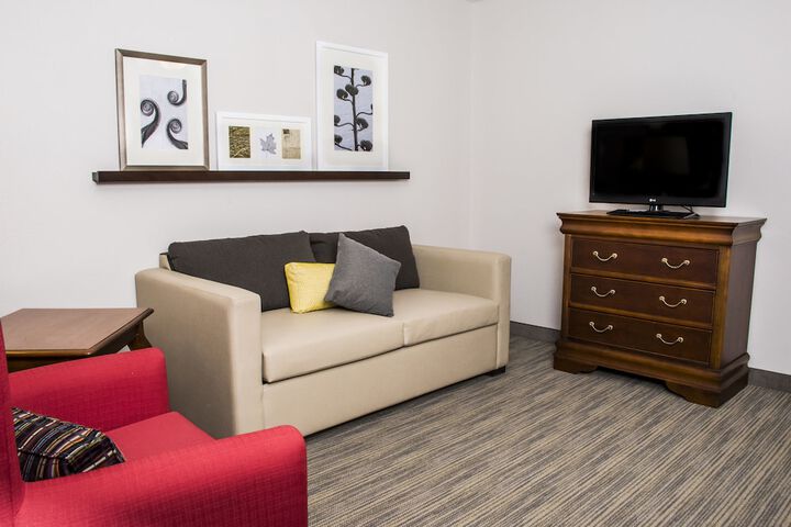 1 King Bed (4 of 9)