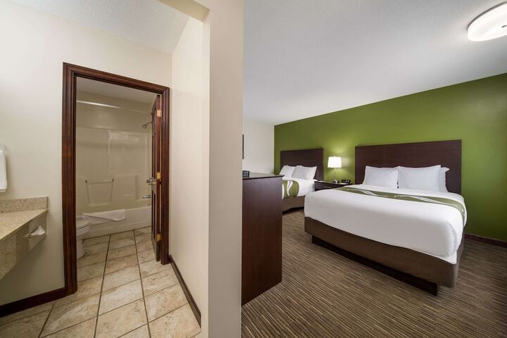 2 Queen Beds (3 of 8)