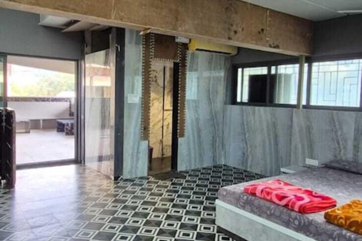 Room 2 of 10