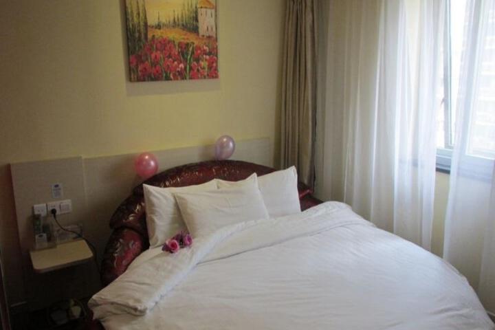 Room 7 of 16