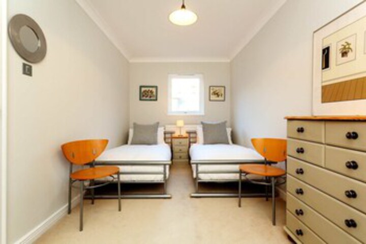 Room 11 of 18