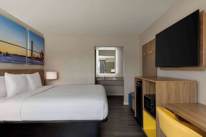 1 King Bed Deluxe Room (6 of 8)