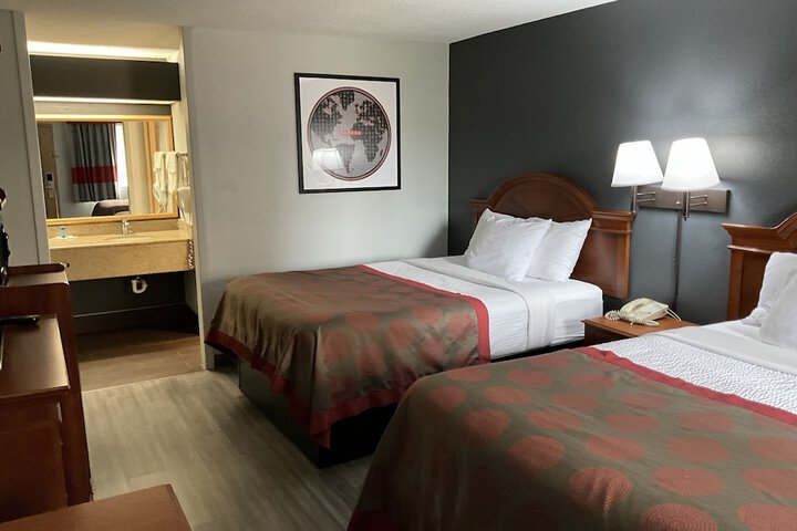 2 Queen Beds (1 of 16)