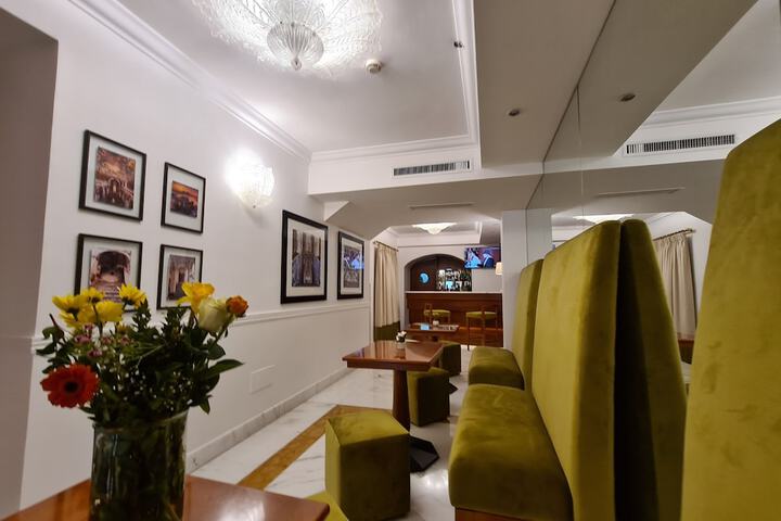 Lounge 94 of 109