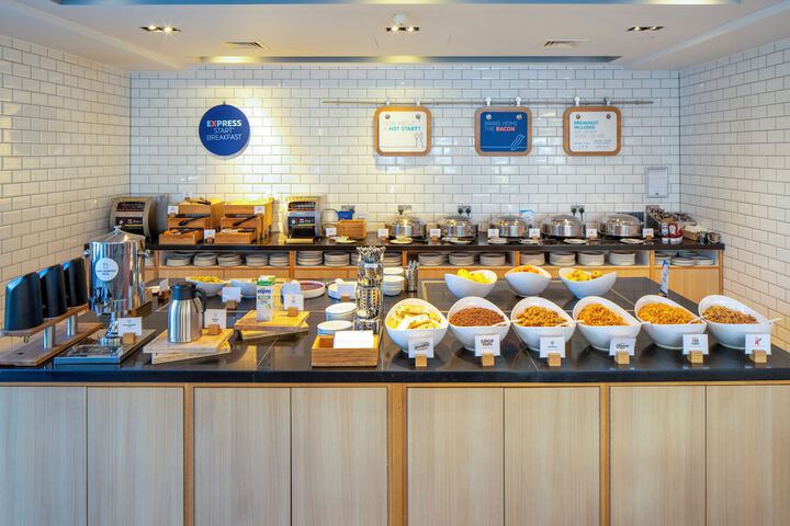 Breakfast/Coffee Service 76 of 136