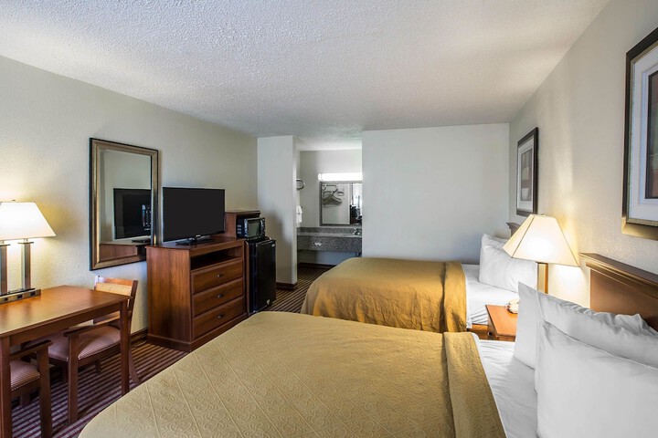 2 Double Beds (7 of 7)