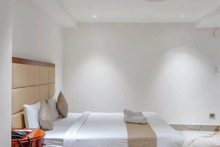 Room 7 of 16