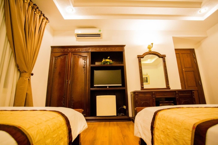Room 6 of 19