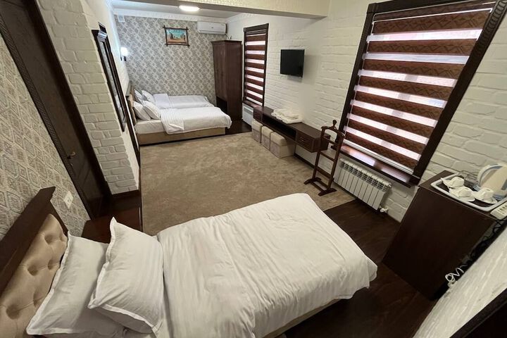 Room 5 of 10