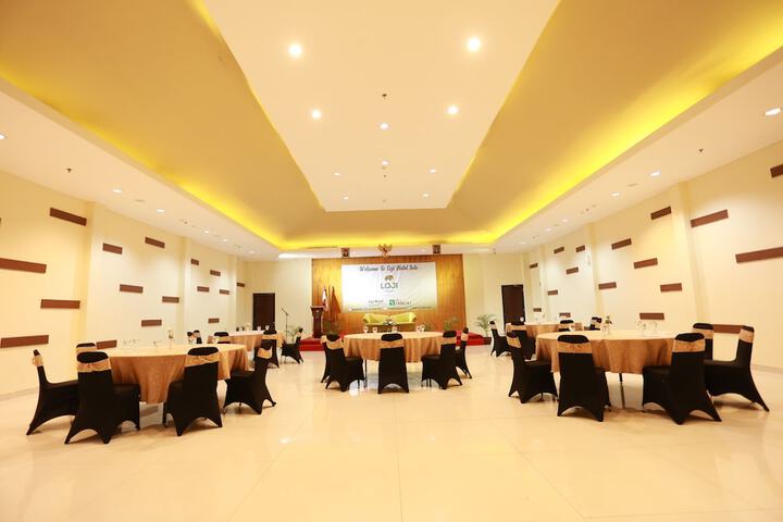 Ballroom/Hall 26 of 32