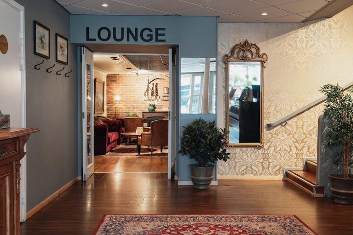 Lounge 88 of 96