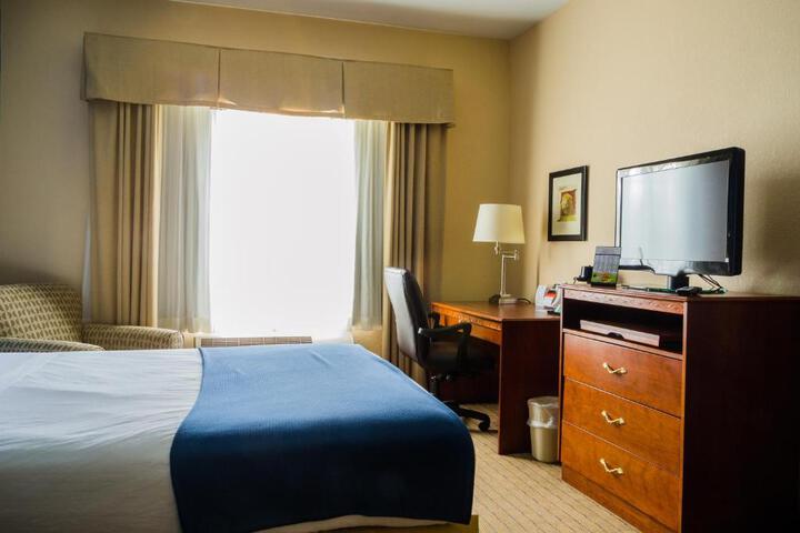 1 King Bed (4 of 18)