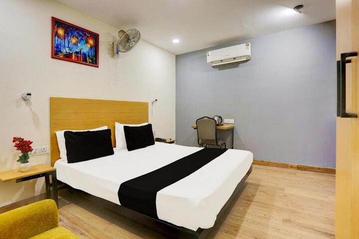 Hotel O Near Anand Vihar Metro Station