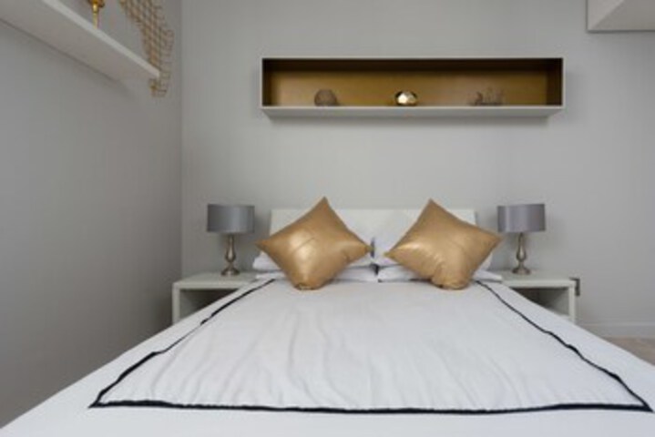 Room 5 of 16