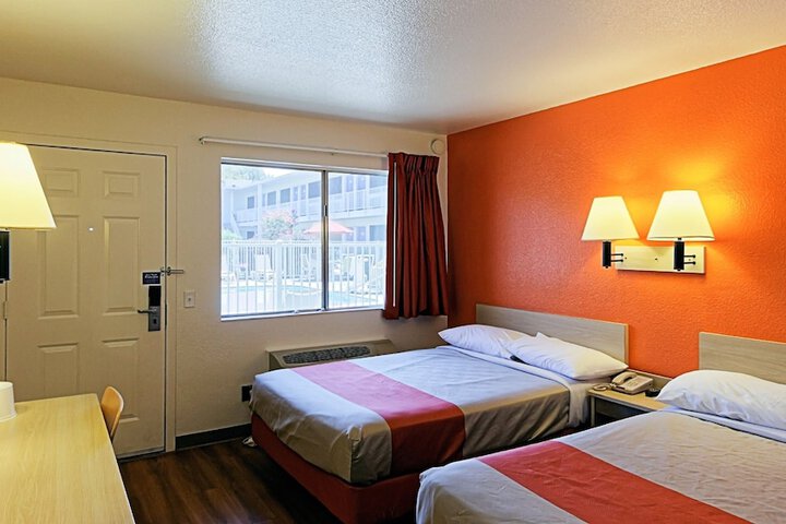 Deluxe Room 2 Double Beds Refrigerator, Microwave (4 of 8)