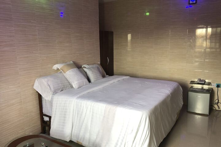 Room 4 of 11