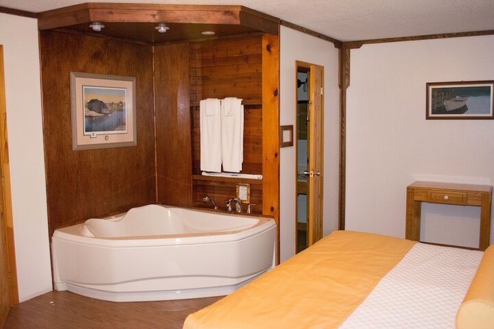 Hot Tub 28 of 38