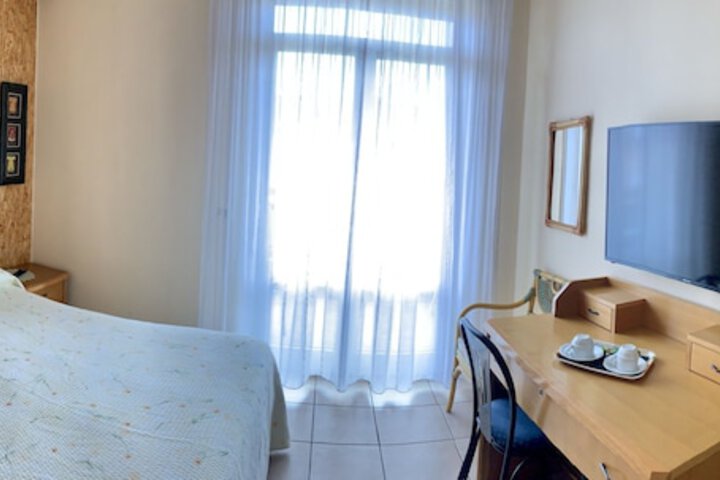Room 10 of 33
