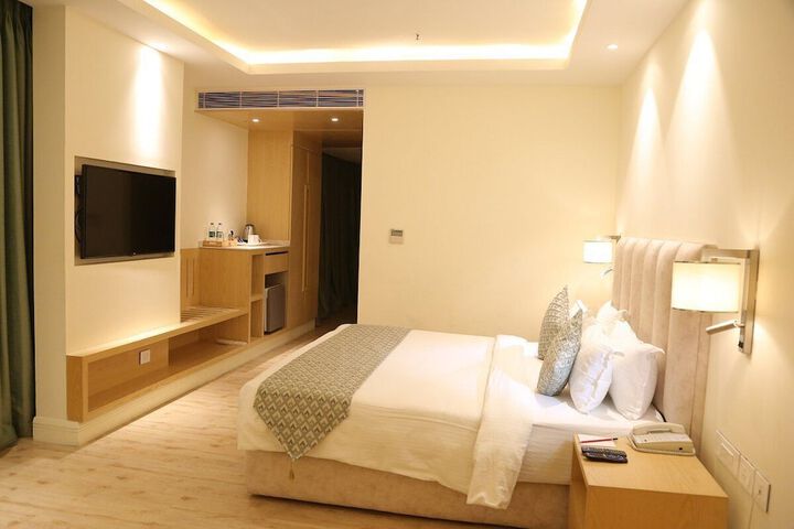 Room 4 of 33