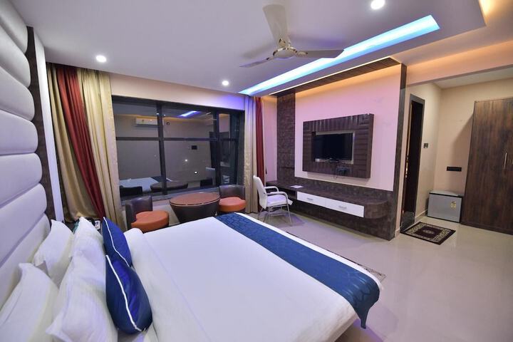 Room 6 of 12