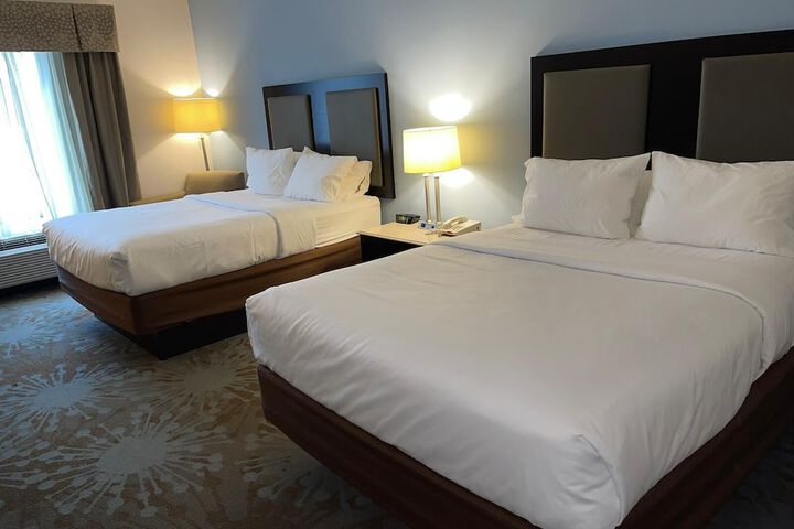 2 Queen Beds (5 of 13)