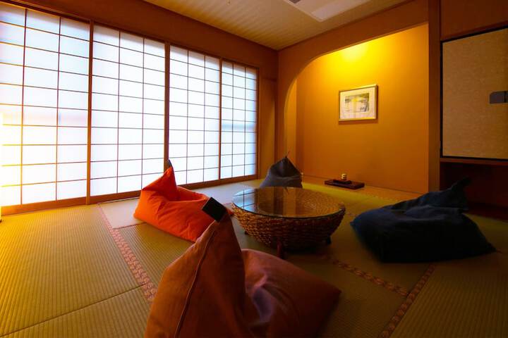 Room 18 of 107