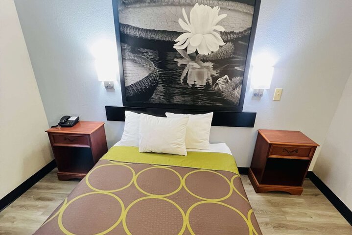 1 Queen Bed (2 of 24)