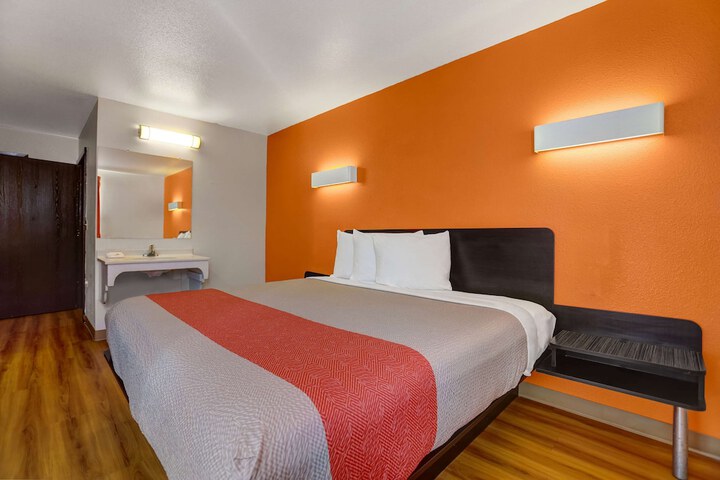 Room 8 of 25