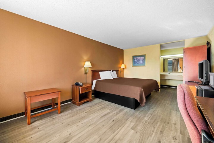 1 King Bed (2 of 13)