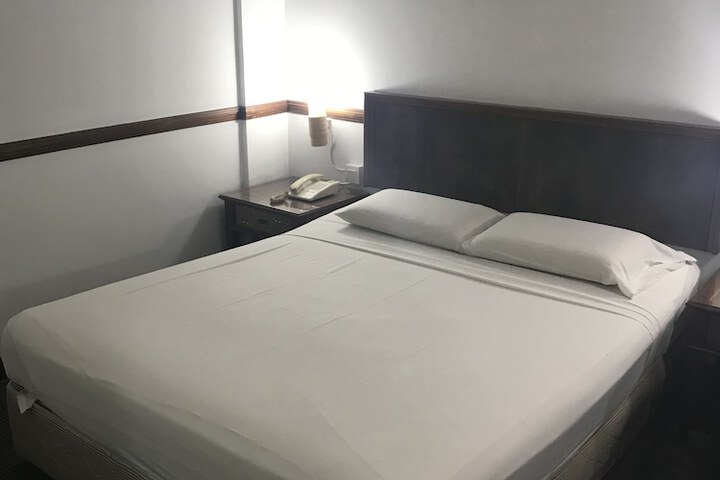 Room 33 of 61
