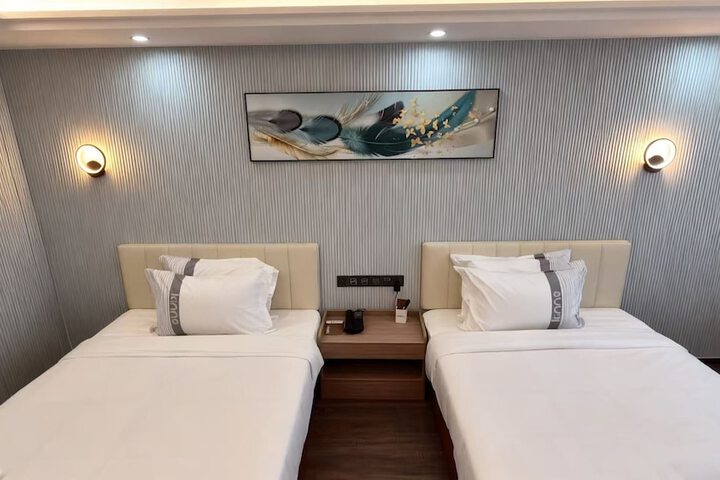 Room 9 of 33