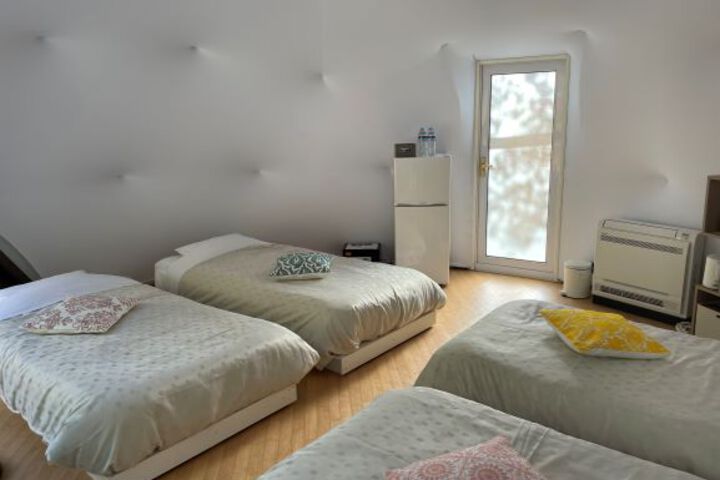 Room 2 of 8