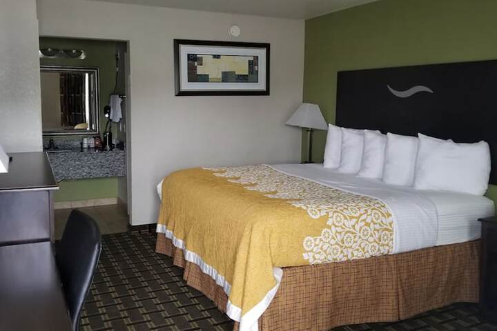 Room 7 of 18