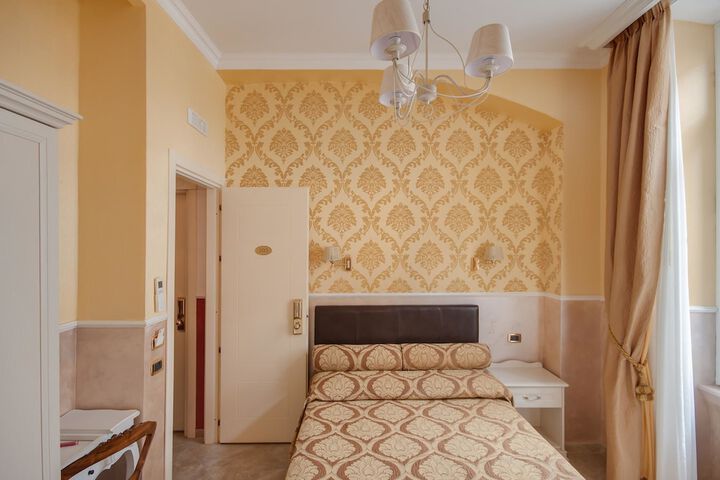 Room 4 of 33
