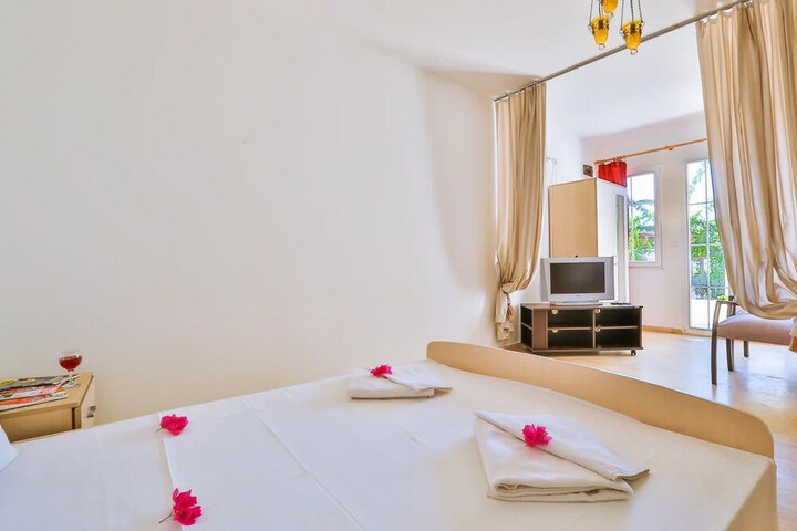 Room 2 of 28