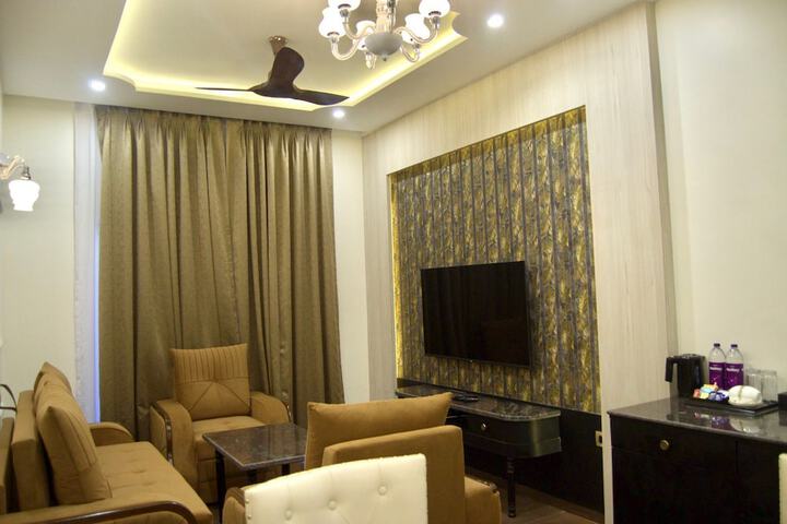 Room 52 of 106