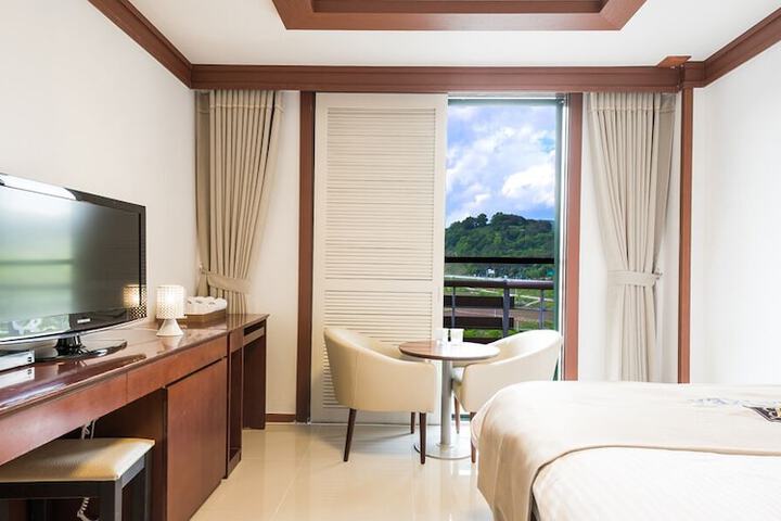 Room 12 of 42