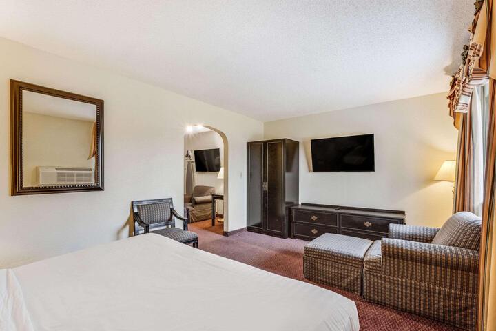 1 King Bed (10 of 10)