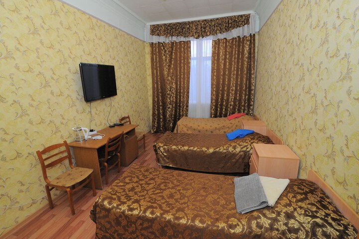 Room 42 of 100
