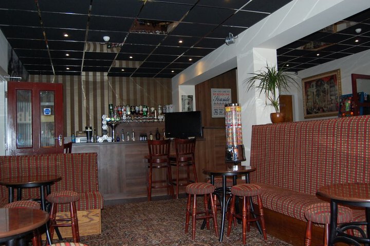 Lounge 28 of 45