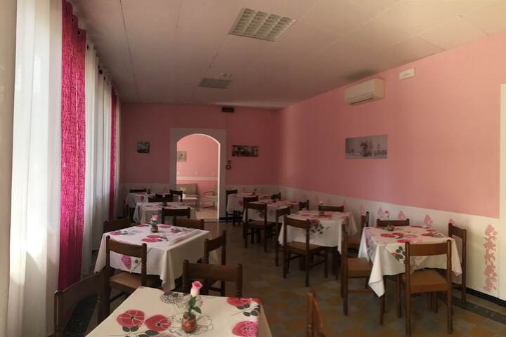 Dining 4 of 15