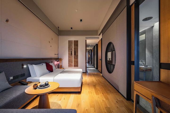 Room 10 of 127