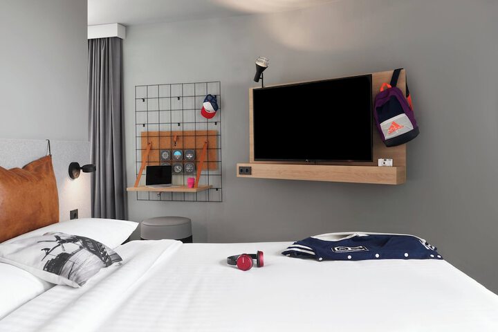 Room 9 of 48