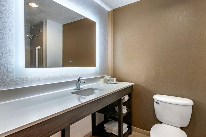 Suite 2 Queen Beds (9 of 10)