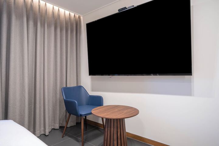 Room 10 of 42
